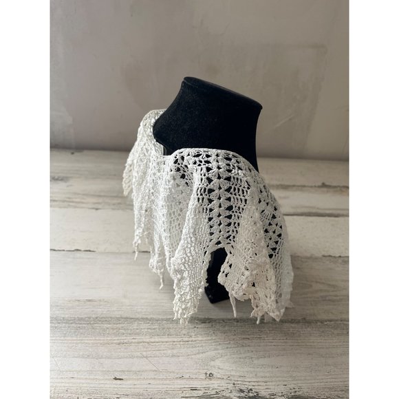 White lace two button crocheted collar - Picture 2 of 8